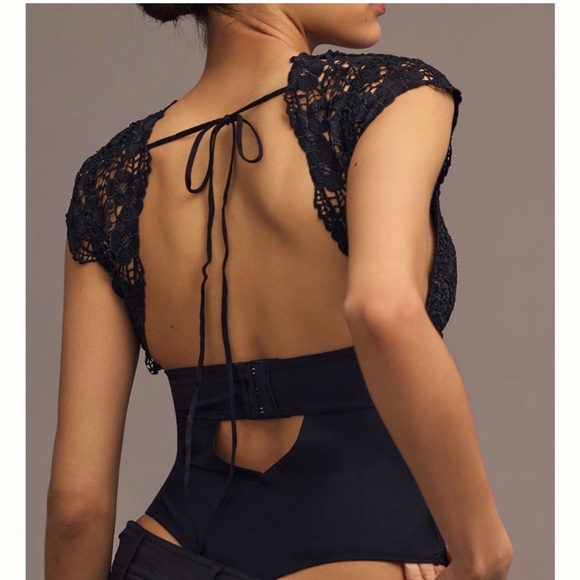 The Alandra Cap-Sleeve Lace Bodysuit - Picture 2 of 11